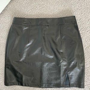 NEW LULUS LEATHER SKIRT (Size Medium)